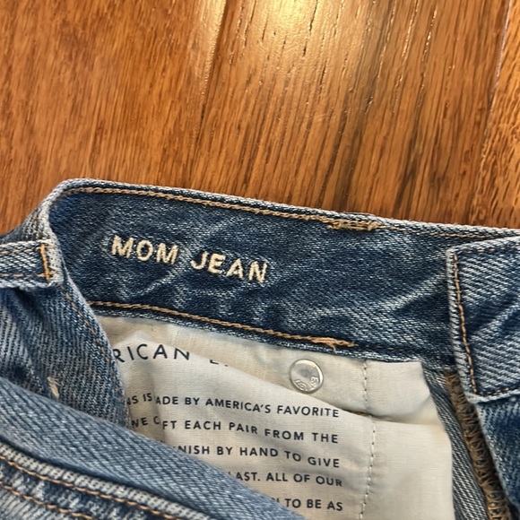 AMERICAN EAGLE mom jeans DISTRESSED  CURVY HIGH RISE IN SIZE 0 - Picture 7 of 8